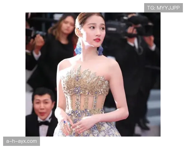 亚历克斯·摩根倒是个拼命三郎，机场造型比红毯还闪耀，你们说她这是私生活还是工作服啊？