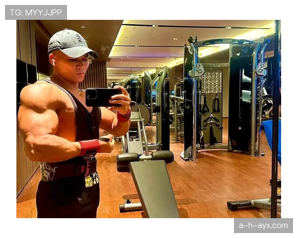 翁泓阳训练完直接啃鸡腿，这自律和放纵的切换也太真实了吧